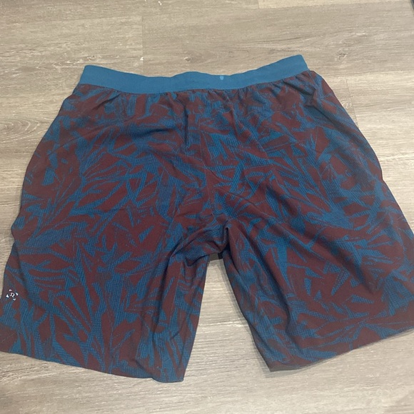 Mens lululemon reversible athletic shorts - Picture 3 of 8